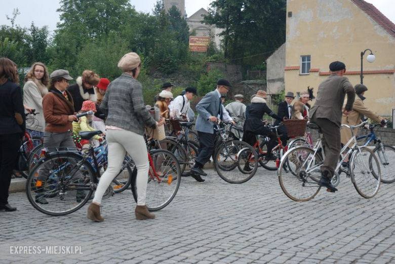 Parada w klimacie tweedowych lat dwudziestych ulicami Barda