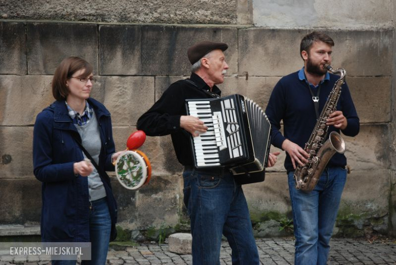 Parada w klimacie tweedowych lat dwudziestych ulicami Barda