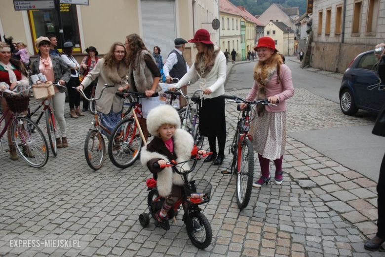 Parada w klimacie tweedowych lat dwudziestych ulicami Barda