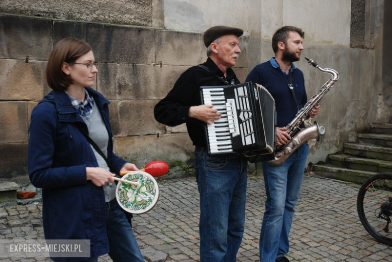 Parada w klimacie tweedowych lat dwudziestych ulicami Barda