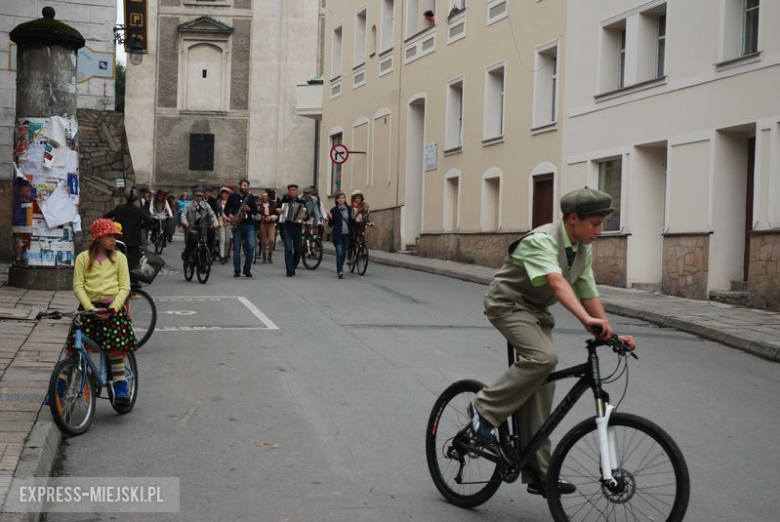 Parada w klimacie tweedowych lat dwudziestych ulicami Barda