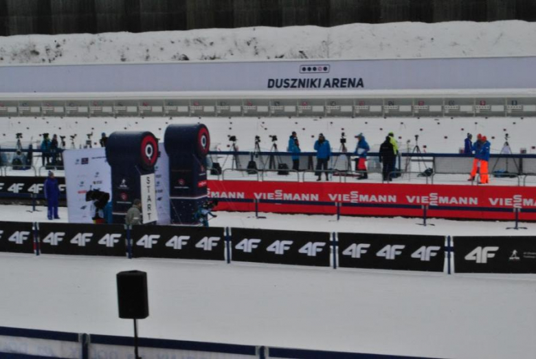 Uczniowie Gimnazjum w Przyłęku kibicują biathlonistom