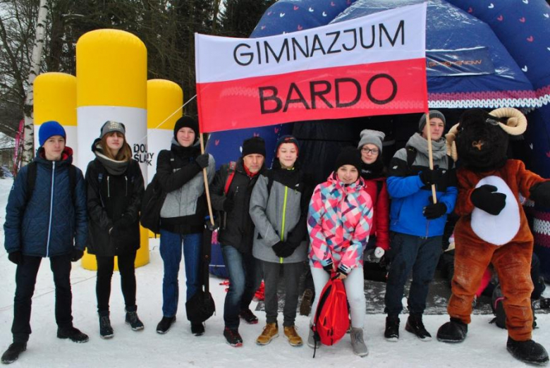 Uczniowie Gimnazjum w Przyłęku kibicują biathlonistom