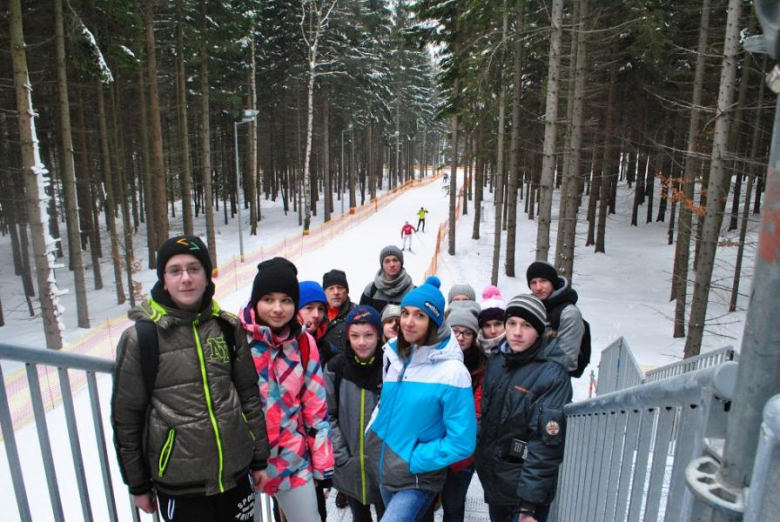 Uczniowie Gimnazjum w Przyłęku kibicują biathlonistom