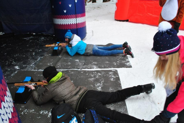 Uczniowie Gimnazjum w Przyłęku kibicują biathlonistom