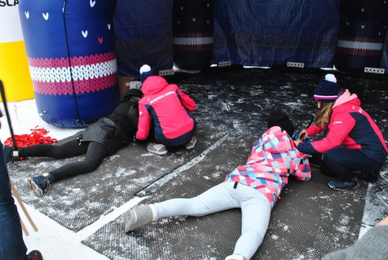 Uczniowie Gimnazjum w Przyłęku kibicują biathlonistom