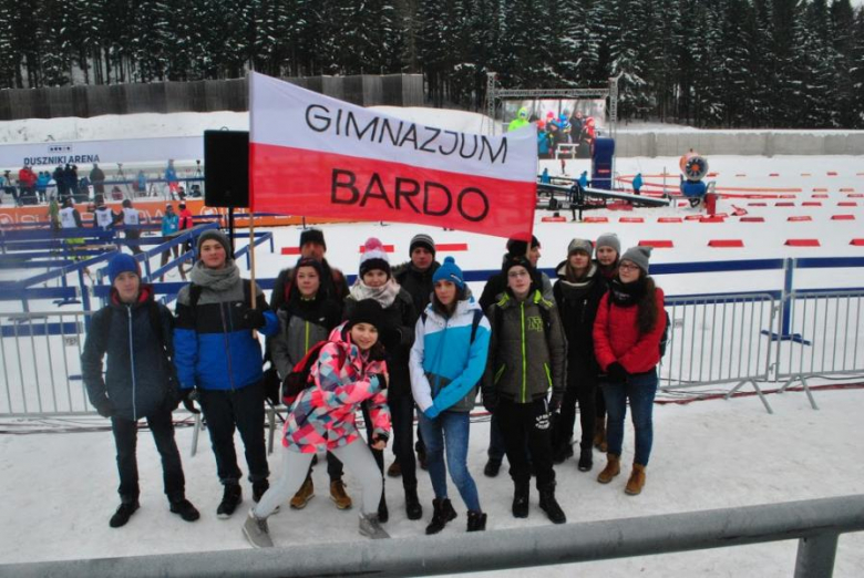 Uczniowie Gimnazjum w Przyłęku kibicują biathlonistom