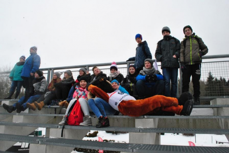 Uczniowie Gimnazjum w Przyłęku kibicują biathlonistom