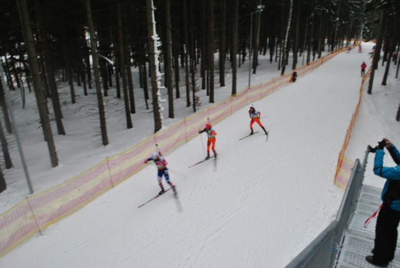 Uczniowie Gimnazjum w Przyłęku kibicują biathlonistom