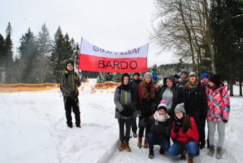 Uczniowie Gimnazjum w Przyłęku kibicują biathlonistom