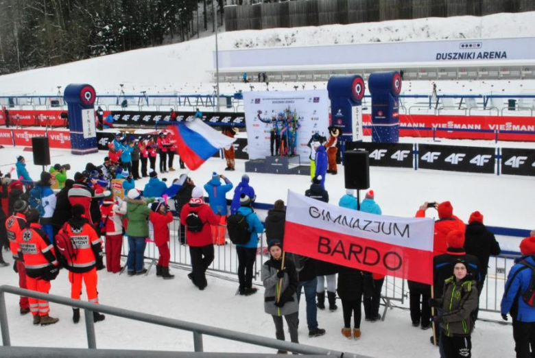 Uczniowie Gimnazjum w Przyłęku kibicują biathlonistom