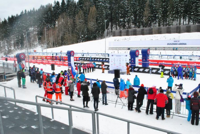 Uczniowie Gimnazjum w Przyłęku kibicują biathlonistom