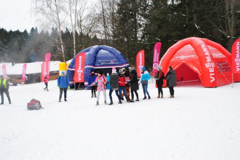 Uczniowie Gimnazjum w Przyłęku kibicują biathlonistom