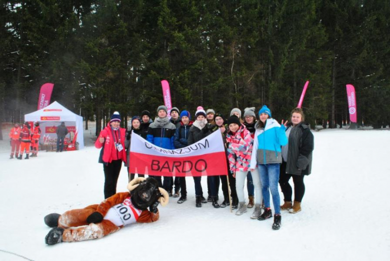 Uczniowie Gimnazjum w Przyłęku kibicują biathlonistom