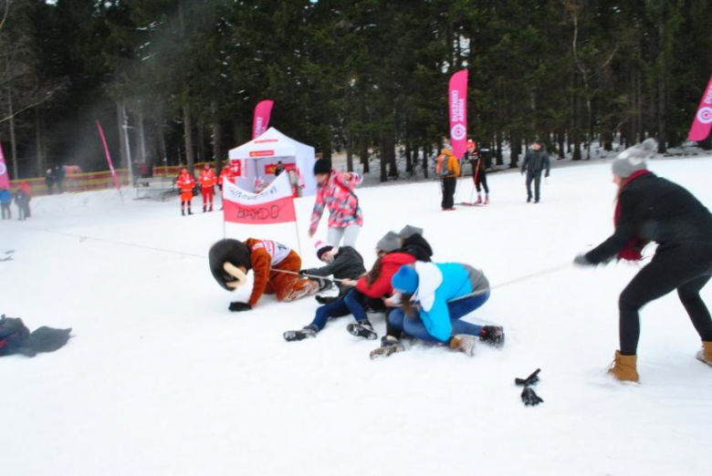 Uczniowie Gimnazjum w Przyłęku kibicują biathlonistom