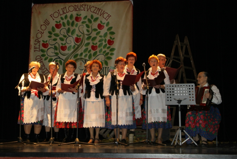 Przegląd zespołów folklorystycznych pt. "Czerwone Jabłuszko"