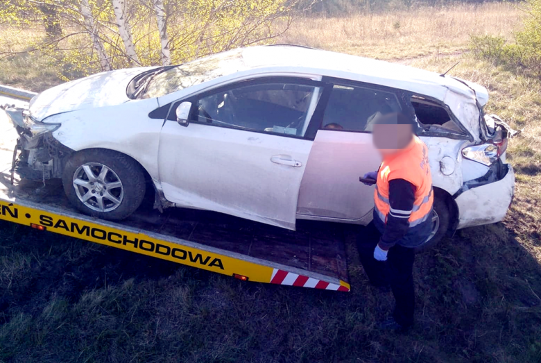 Samochód osobowy wypadł z drogi na krajowej ósemce