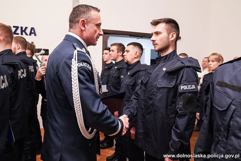 Nowi dolnośląscy policjanci wypowiedzieli słowa roty ślubowania