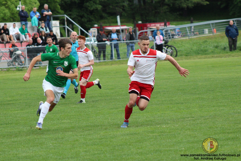 Orzeł wysoko pokonał Moto-Jelcz, w okręgówce derby dla Zamku