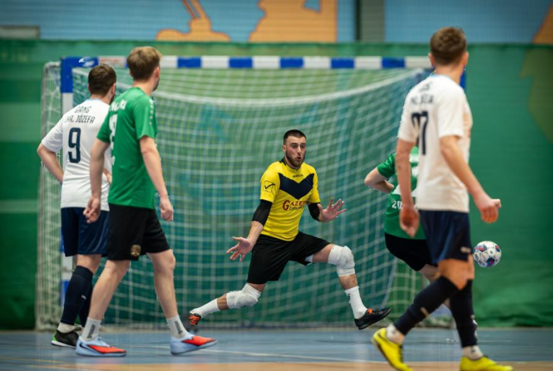 Ząbkowicka Liga Futsalu wkroczyła w decydującą fazę. Znamy cztery ekipy, które zawalczą o mistrza