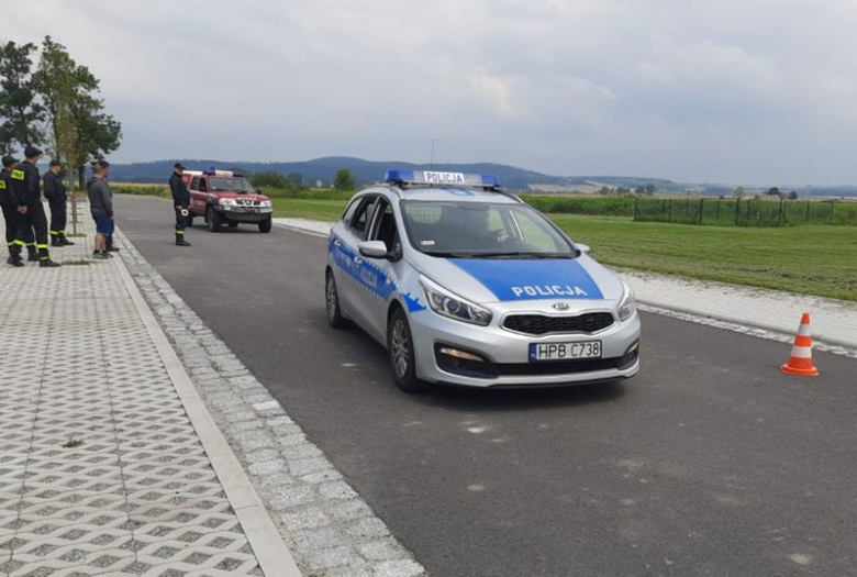 Policjanci szkolili strażaków-ochotników z Budzowa z zakresu kierowania ruchem