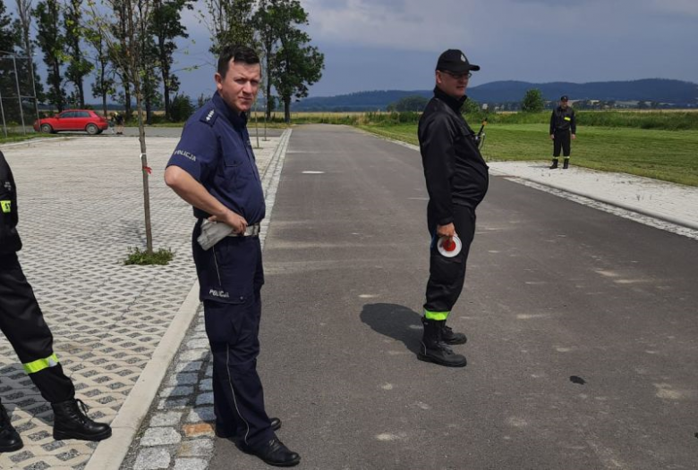 Policjanci szkolili strażaków-ochotników z Budzowa z zakresu kierowania ruchem