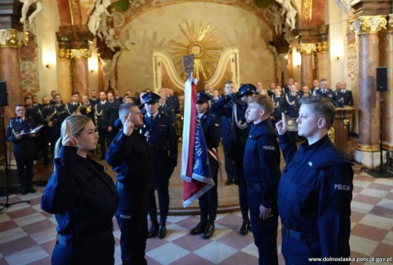 Uroczyste ślubowanie nowych policjantów we wrocławskim Oratorium Marianum
