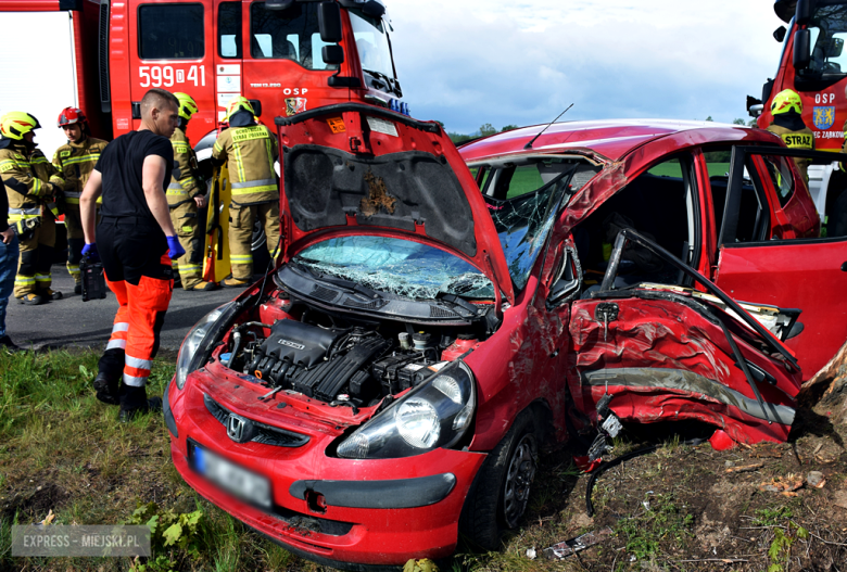 30-latek stracił panowanie nad autem i uderzył w drzewo