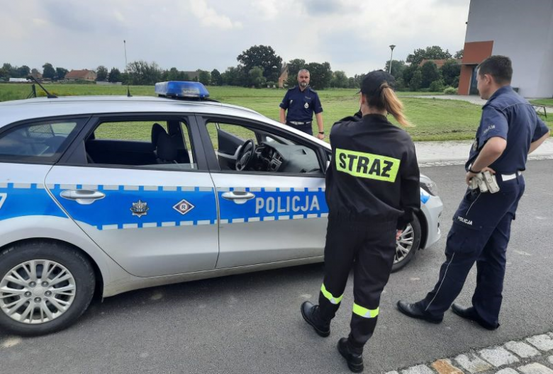 Policjanci szkolili strażaków-ochotników z Budzowa z zakresu kierowania ruchem