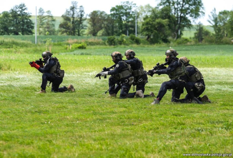 Antyterroryści, śmigłowce i zakładnicy. Spektakularne ćwiczenia służb w Henrykowie