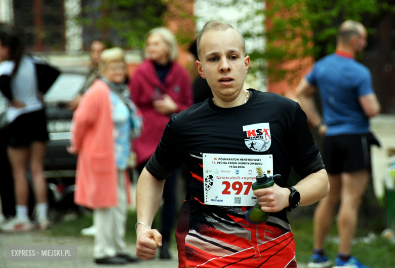 Setki biegaczy i świetne wyniki. 15. Półmaraton Henrykowski i 11. Dycha Księgi Henrykowskiej [foto]