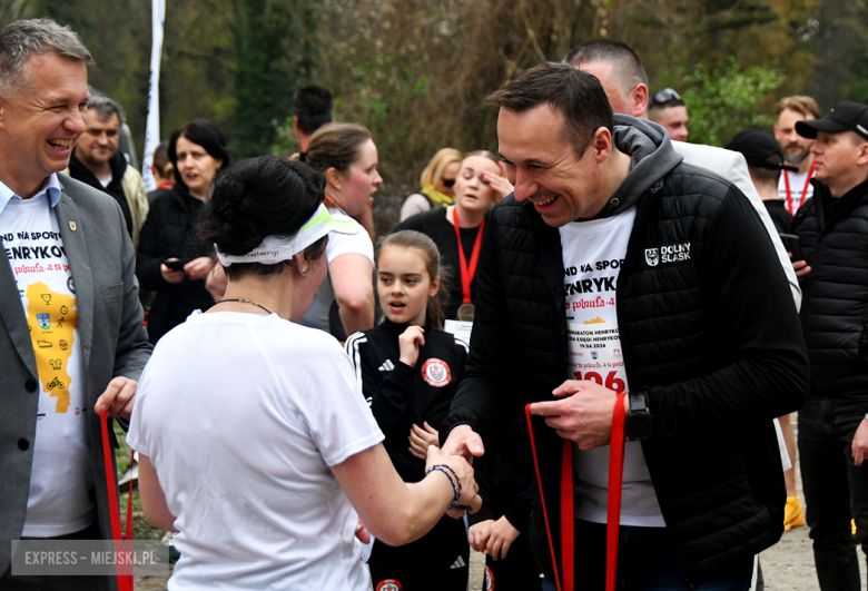 Setki biegaczy i świetne wyniki. 15. Półmaraton Henrykowski i 11. Dycha Księgi Henrykowskiej [foto]