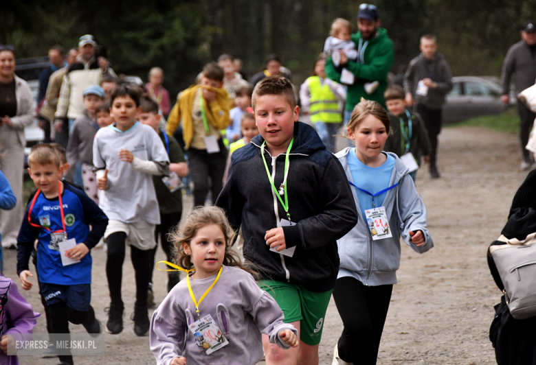 Setki biegaczy i świetne wyniki. 15. Półmaraton Henrykowski i 11. Dycha Księgi Henrykowskiej [foto]