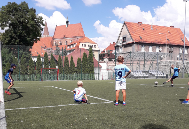 Sportowe wakacje na Orliku z Gminnym Centrum Edukacji i Sportu w Ziębicach