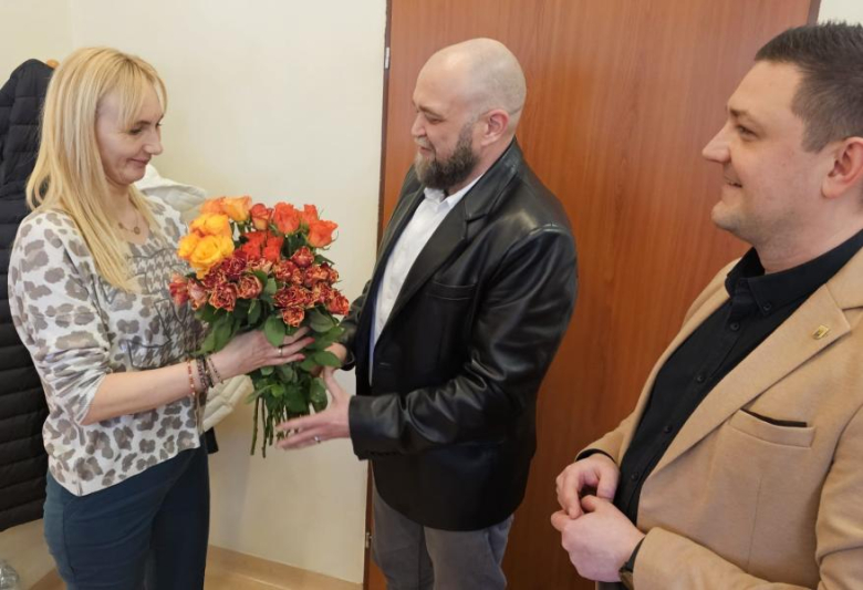 Dzień Kobiet w Bardzie: Kwiaty i życzenia od przewodniczącego i sekretarza