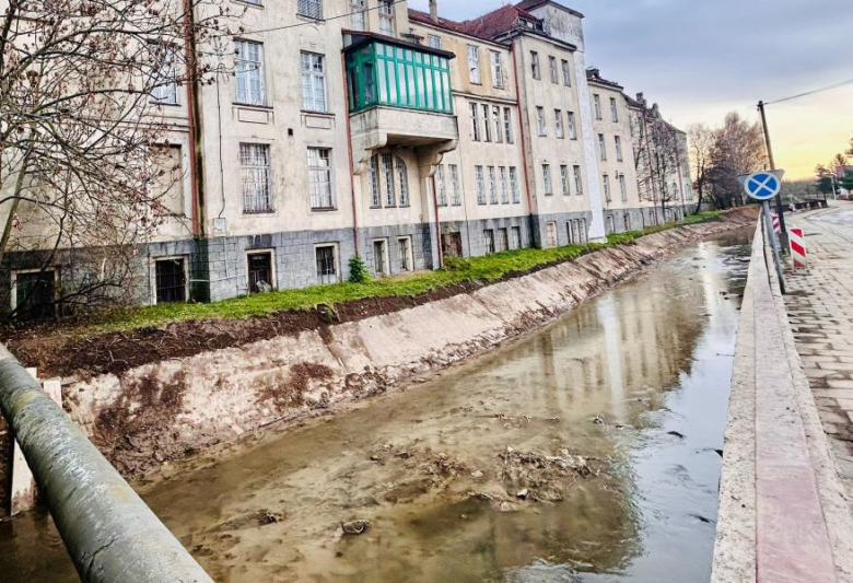 Oczyszczają rzekę i zabezpieczają mur oporowy