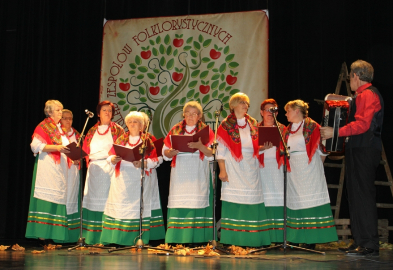 Przegląd zespołów folklorystycznych pt. "Czerwone Jabłuszko"