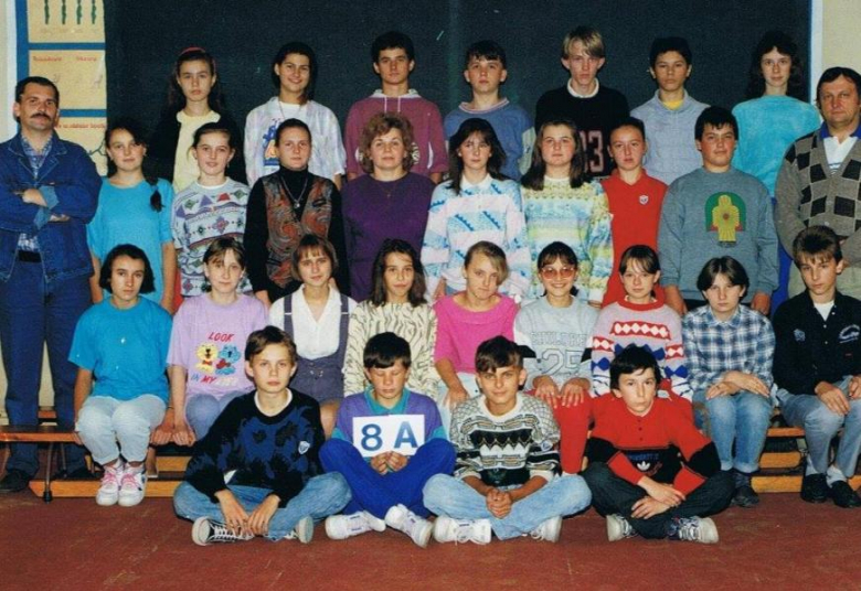 Nauczyciel Szewczyk oraz Waszczuk z klasą 8A