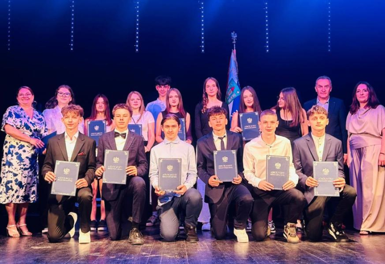 Uroczyste pożegnanie absolwentów Szkoły Podstawowej nr 4 w Ziębicach