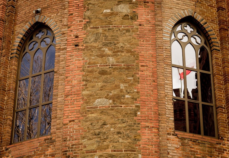 Nowe okna pojawiły się w kaplicy Pałacu Marianny Orańskiej w Kamieńcu Ząbkowickim