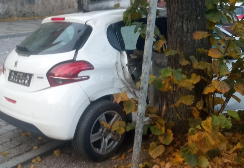 Volkswagen wjechał w zaparkowanego peugeota. Kierowca był pijany