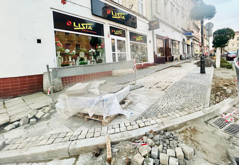 Remont chodnika w Rynku w Ziębicach