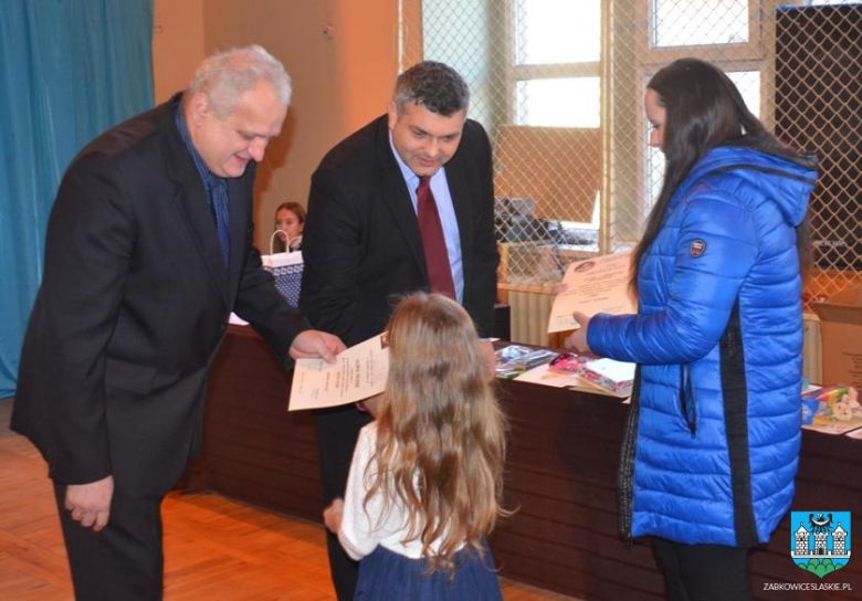 Wpis do Złotej Księgi. Uroczystość w Szkole Podstawowej nr 1 w Ząbkowicach Śląskich