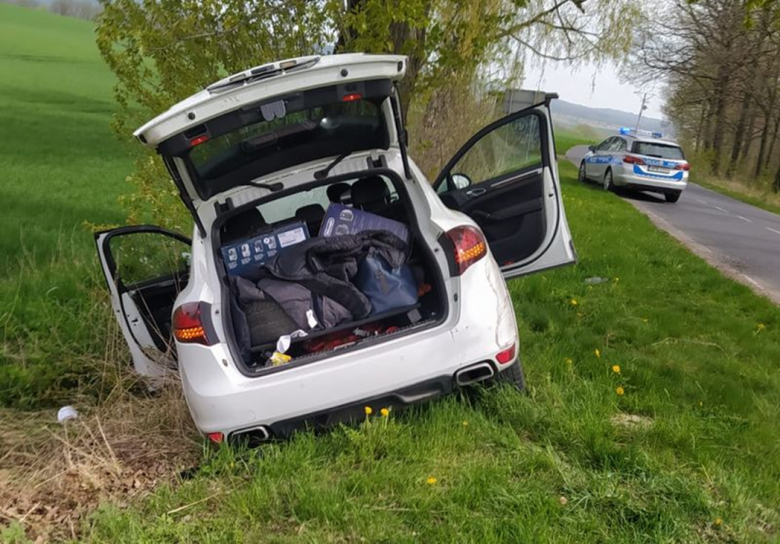 Dzierżoniowscy policjanci po pościgu zatrzymali 21-latka, który wcześniej okradł ząbkowicki market
