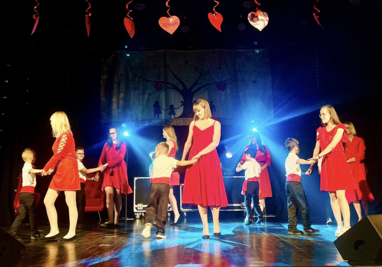 Występ przedszkolaków z okazji Dnia Mamy i Taty w Ziębickim Centrum Kultury