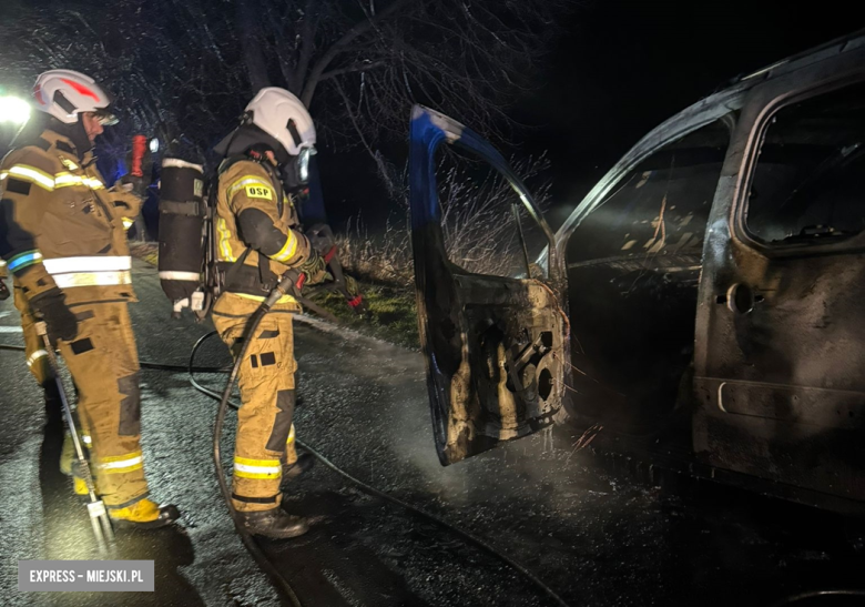 Pożar samochodu między Przyłękiem a Kamieńcem Ząbkowickim
