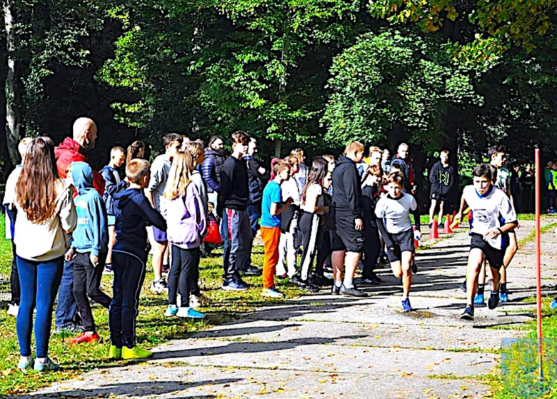 Zawodników podczas biegu dopingiem wspierali nie tylko rówieśnicy i trenerzy, ale też Marcin Czerniec burmistrz Kamieńca Ząbkowickiego, Sylwia Demidowicz wiceprzewodnicząca Rady Miejskiej i Bożena Kołodziej dyrektor Zespołu Szkolno-Przedszkolnego nr 1 