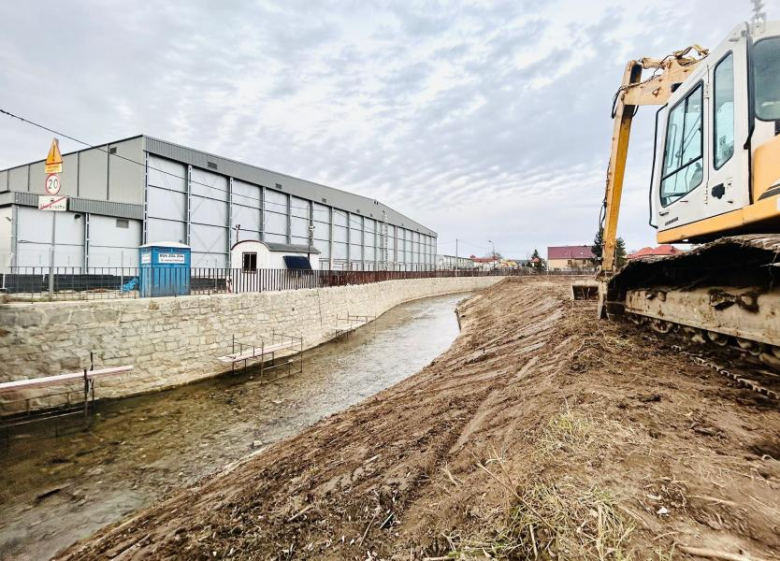 Oczyszczają rzekę i zabezpieczają mur oporowy