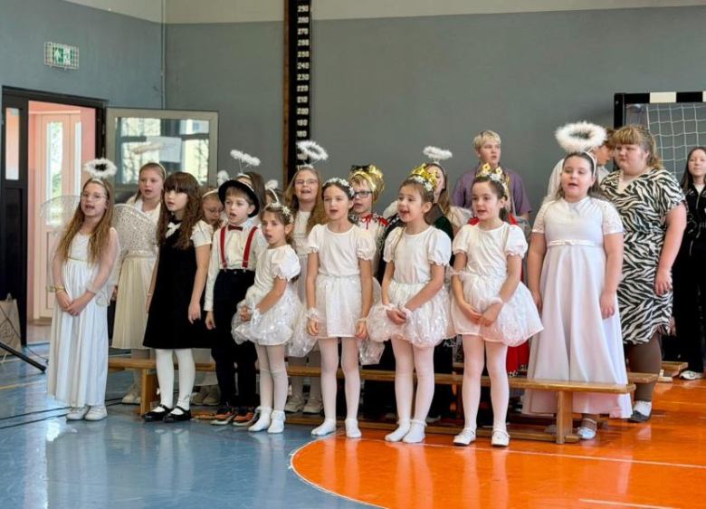 Jasełka w wykonaniu uczniów Szkoły Podstawowej w Henrykowie – pełne radości i z mądrym przesłaniem