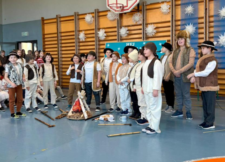 Jasełka w wykonaniu uczniów Szkoły Podstawowej w Henrykowie – pełne radości i z mądrym przesłaniem